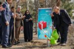 کاشت نهال توسط مدیر و کارکنان بیمه دی در خراسان رضوی در آستانه روز درختکاری