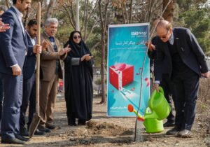 کاشت نهال توسط مدیر و کارکنان بیمه دی در خراسان رضوی در آستانه روز درختکاری