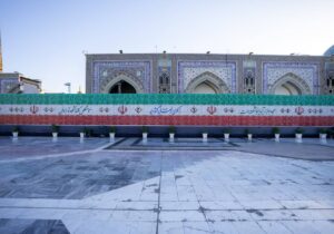 نصب دیوارنگاره بزرگداشت ۱۸ هزار شهید خراسان رضوی در حرم امام رضا (ع)