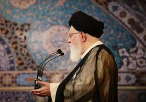 کاسبی که هر روز با قیمت ارز، اجناس را گران می کند، خائن به خداست